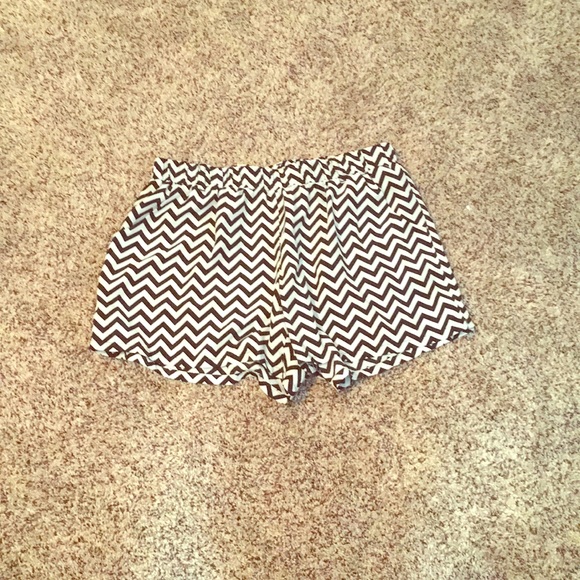 Zig zag shorts. Size large. Black and white - Picture 1 of 1